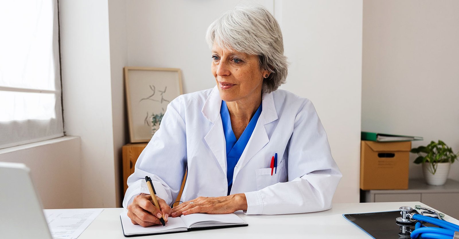 Doctor using Alterra Health AI lifestyle care platform in clinic to support obesity medicine treatment and patient outcomes.